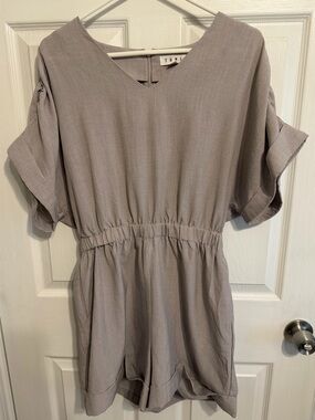 THML Taupe Gray V-Neck Short Sleeve Romper M EUC